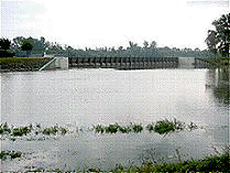 Das Hebewehr an der Sauer einmndung bei Hochwasser