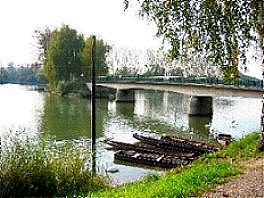 Le petit pont qui mne vers la rserve naturelle