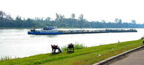 Ein Lastkahn auf dem Rhein